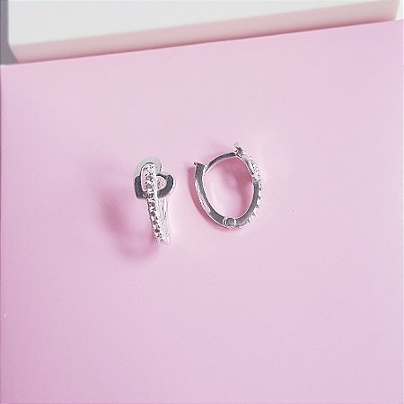 Argola Oval 10mm Cravejada Zirconias Detalhe Coração Vazado Prata 925
