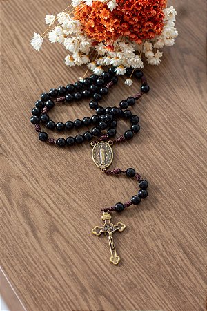 Terço preto com contas de 10mm