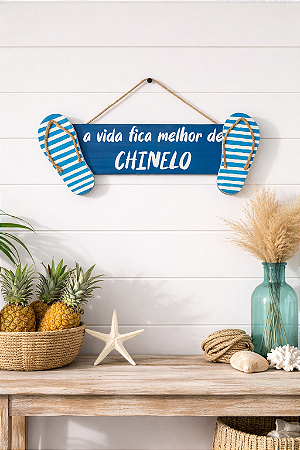 Placa Decorativa Náutica Azul A vida fica melhor de Chinelo Decoração de Parede em madeira