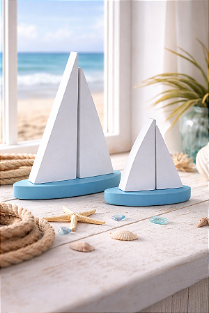 Kit 2 Veleiros Azul Claro e Branco Decoração Enfeite Barquinhos Náutico