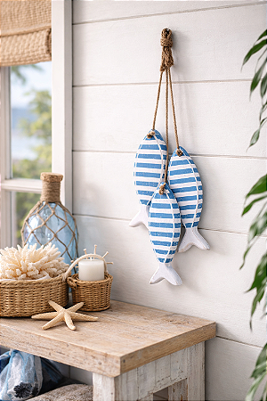 Penduricalho Trio de Peixes em Madeira com Listra Azul Clara 41x9x5,5