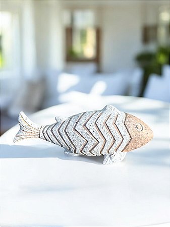 Enfeite Peixe Branco com Listras Rosa em Resina 20x11x5
