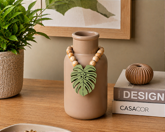 Vaso Decorativo Garrafa Marrom com Colar de Folha