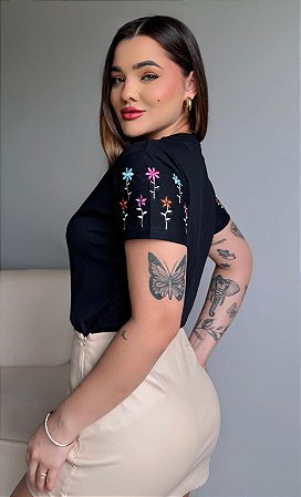 BORDADA RAMO FLOR (MANGA) - PRETA