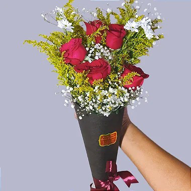 Buque Beautiful Black De 5 Rosas Vermelhas - 490