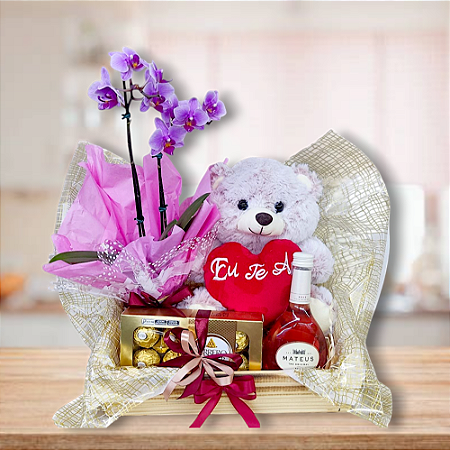 Cesta Puro Carinho com Orquídea , Urso, Ferrero e Mini Vinho Rosé cod 151