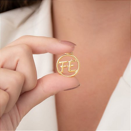 PINGENTE OURO 18K BANHADO ESCRITO FÉ COM ARGOLA CRAVEJADA