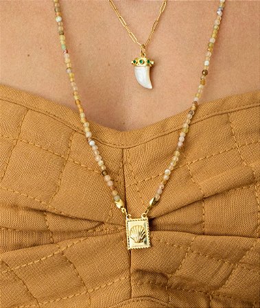 Dente em madrepérola e Crisoprásios em prata com ouro 18K