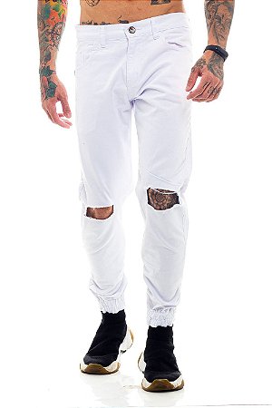 calça branca com rasgo no joelho