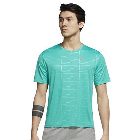 CAMISETA NIKE DRI-FIT UV RUN DIVISION - MASCULINA - VERDE - Zápith Espotes  - A Sua Loja de Artigos Esportivos