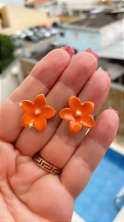 BRINCO FLOR DE SAL LARANJA ESMALTADA NO BANHO OURO18K