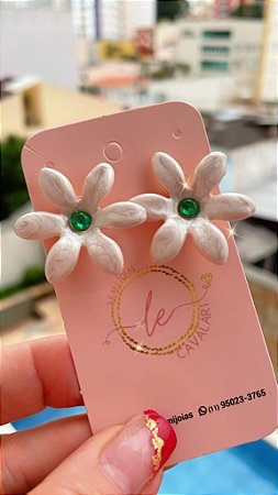 BRINCO FLOR PÉTALAS SOL ESMALTADA BRANCA COM MIOLO TURMALINA NO BANHO OURO18K