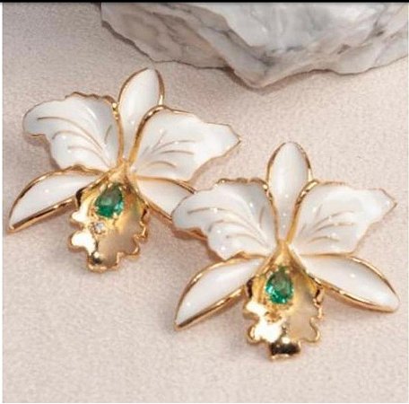BRINCO FLOR DO CERRADO ESMALTADA BRANCA COM GOTINHA TURMALINA NO BANHO OURO18K