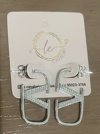 Brinco argola inspiração V no ródio branco