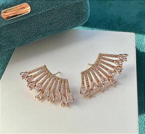Brinco leque cravejado com zirconias cristal no banho ouro18k