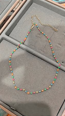 Choker miçangas coloridas no banho ouro18k