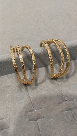 Brinco argola tripla com relevo no banho ouro18k