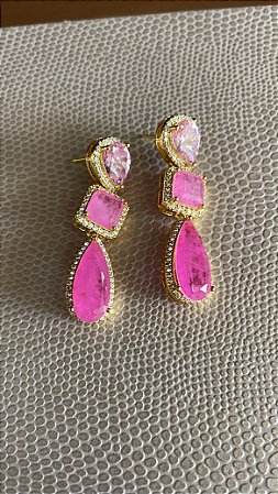 Brinco pêndulo três pedras Fusion rosa no banho ouro18k