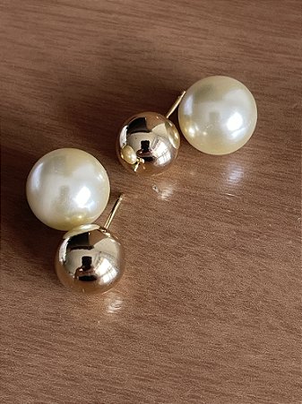 Brinco esfera com fecho pérola inspiração Dior no banho ouro18k