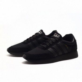 iniki preto e branco