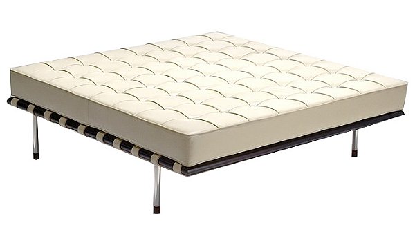 PUFFE CAPRI 130CMX130CM COURO NATURAL BRANCO PÉS INOX MADEIRA ESCURA