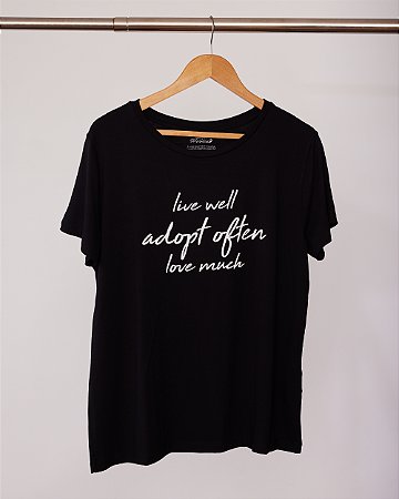 DUPLICADO - Camiseta - live well adopt often love much (Preta) G