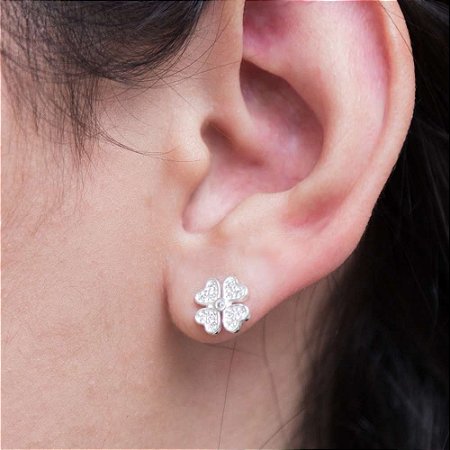 Brinco trevo quatro folhas cravejado com zircônia - Prata 925