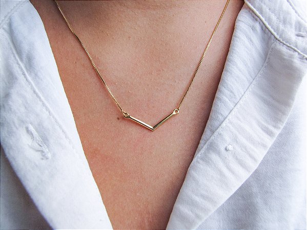 Colar em v banhado a ouro 18k
