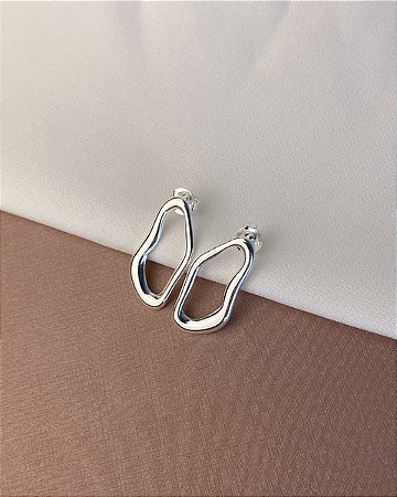 Brinco Contorno Orgânico – Design Moderno Prata