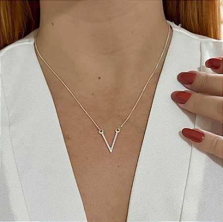 Colar Geométrico V em Prata 925 – Estilo Minimalista e Autêntico