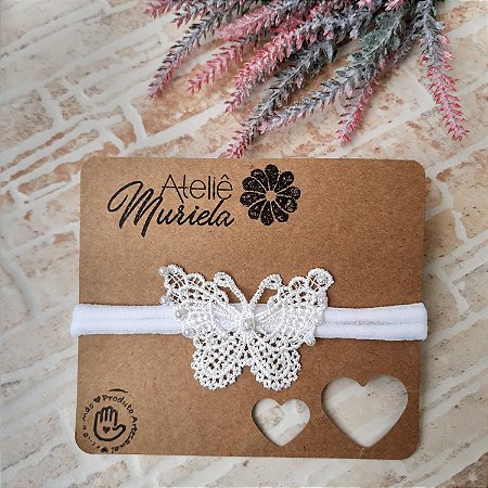 Faixinha borboleta de renda e pérolas