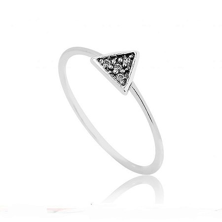 Anel com triangulo cravejado de zircônias