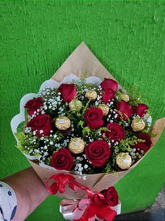 Buquê 12 Rosas com Ferrero Rocher