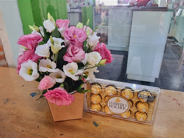 Arranjo de Lisiantus com Ferrero Rocher