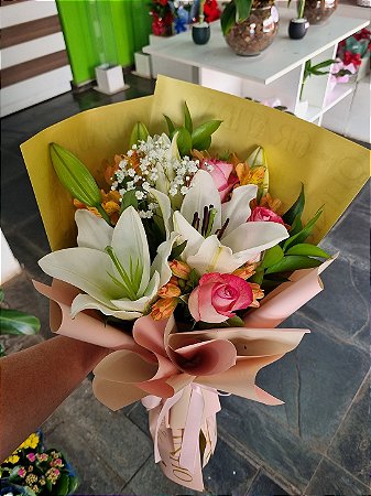Buque Mimo de Lirio com rosas