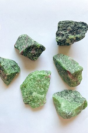 Zoisita com Rubi - A Poderosa Fusão de Vitalidade e Cura