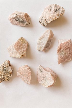 Sodalita Rosa (Hackmanita) – A Raridade que Une Mente e Coração