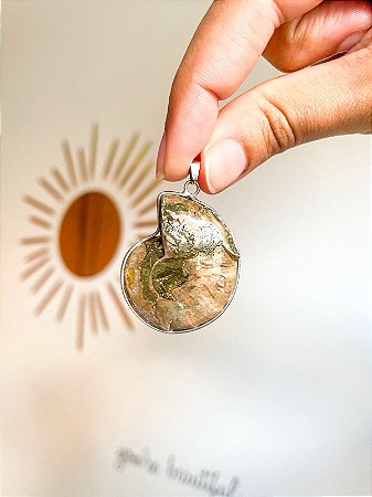 Pingente de Amonite Fóssil - A Chave para a Sabedoria Ancestral e a Prosperidade