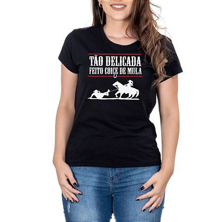 Camiseta Feminina Country Tão Delicada Feito Coice de Mula Manga curta Preta