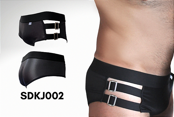 CUECA SEX EM COURO SINTÉTICO COM DETALHE EM METAL