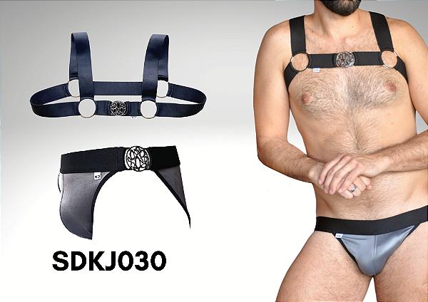 CONJUNTO CUECA EM COURO SINTÉTICO E HARNESS ELÁSTICO COM DETALHES EM METAL