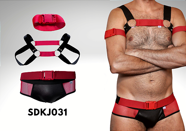CONJUNTO CUECA EM COURO SINTÉTICO E TULE COM HARNESS DETALHE METAL + PAR DE BRACELETES