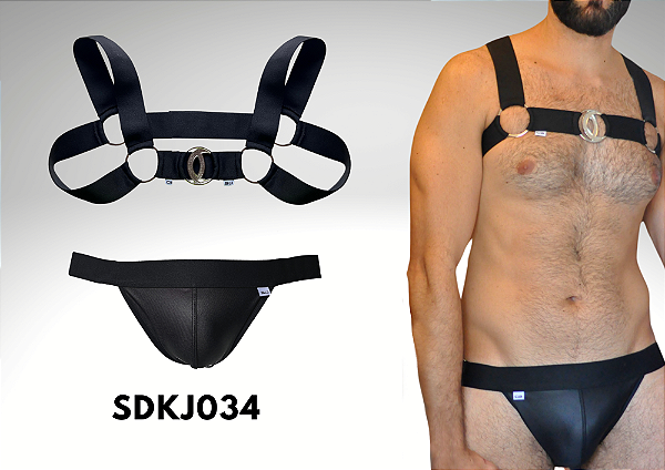 CONJUNTO CUECA EM COURO SINTÉTICO E HARNESS DETALHE EM METAL