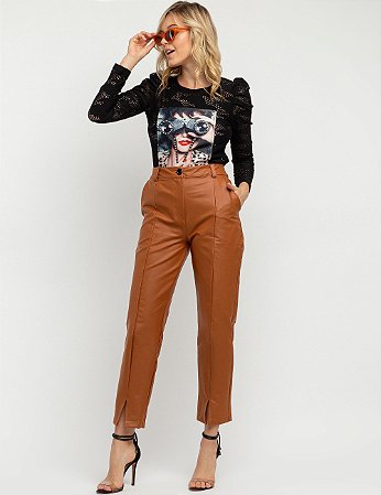 calça couro caramelo