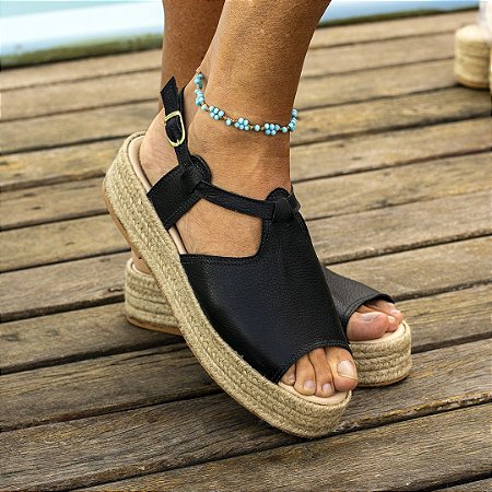 Sandália Flatform Girardis Nina em couro preto