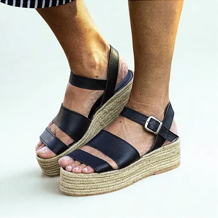 Flatform Girardis com tiras em couro preto