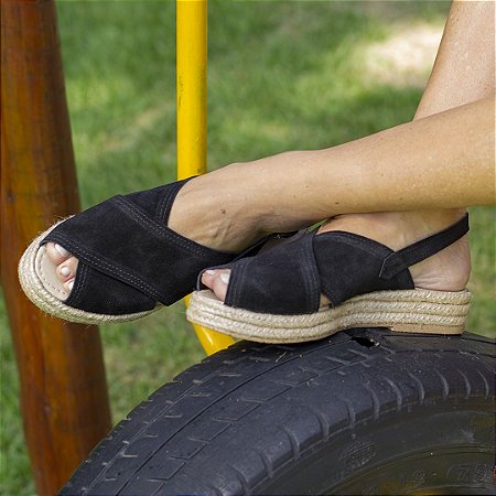 Sandália Flatform Girardis em Couro Camurça Preta