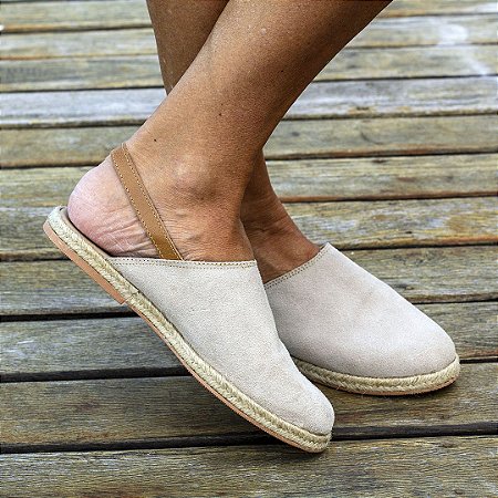 Sandália em camurção areia e juta natural