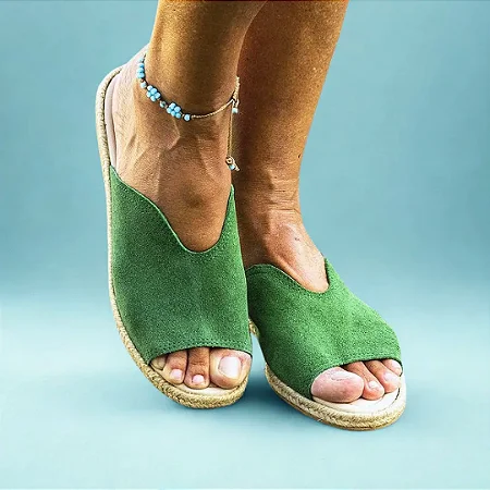 Sandália baixa em camurção verde e juta natural