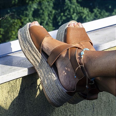 Sandália Girardis em couro Caramelo